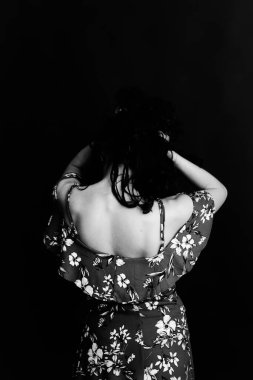 Güzel bir kızın, moda ve sanatın siyah beyaz portresi.