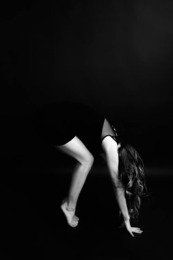 Güzel bir kızın, moda ve sanatın siyah beyaz portresi.