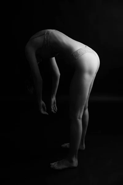 Schwarz Weiß Porträt Eines Jungen Mädchens Auf Dunklem Hintergrund Studio — Stockfoto
