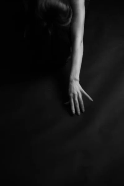 Schwarzweiß Natürliches Porträt Eines Schönen Mädchens Auf Schwarzem Hintergrund Minimalismus — Stockfoto
