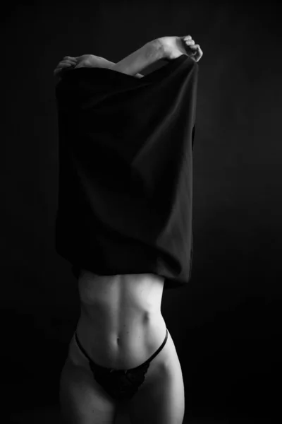 黒と白の美しい少女の自然な肖像画黒の背景 ミニマリズムと女性の体の美しさ — ストック写真