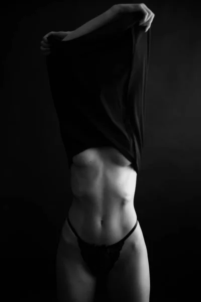 黒と白の美しい少女の自然な肖像画黒の背景 ミニマリズムと女性の体の美しさ — ストック写真