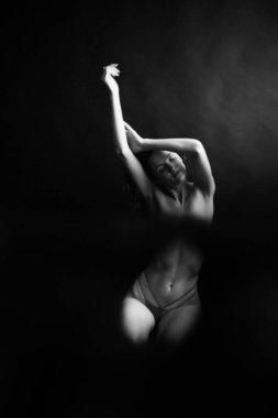 Stüdyoda genç bir kızın siyah beyaz portresi.