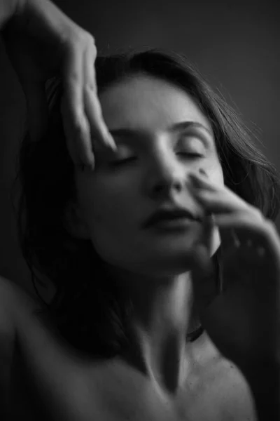 Retrato Blanco Negro Una Joven Sobre Fondo Oscuro Estudio — Foto de Stock