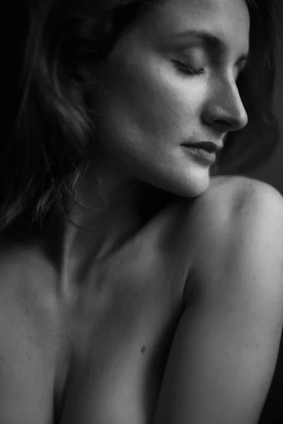 Zwart Wit Portret Van Jong Meisje Donkere Achtergrond Studio — Stockfoto