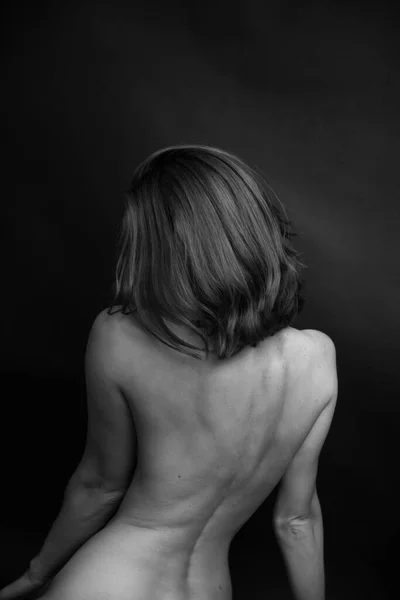 Schwarzweiß Porträt Eines Jungen Mädchens Auf Dunklem Hintergrund Studio — Stockfoto