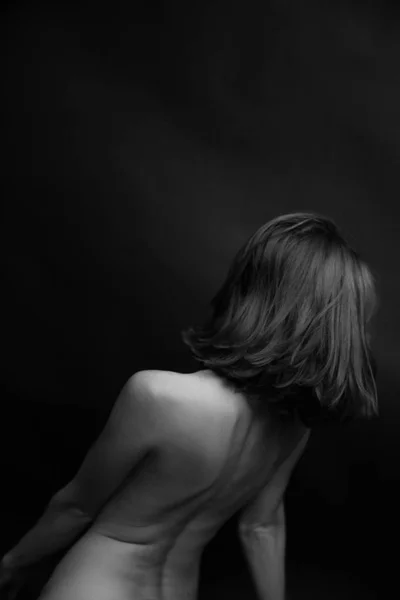 スタジオの暗い背景に黒と白の少女の肖像画 — ストック写真