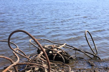 Sahilde dalgalar, nehir manzarası