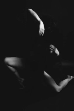 Moda sanat stüdyosu güzel bir kızın siyah beyaz portresi. 