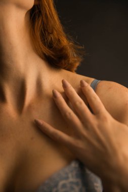 Vücut ayrıntıları, güzel bir kızın renkli portresi, moda ve sanat.