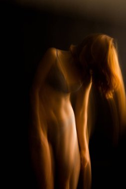 Stüdyodaki bir adamın sanat portresi