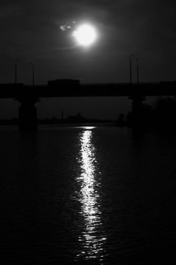 Su dokusuna yakın çekim, kıyıdaki pürüzsüz su dalgaları, suyun manzara fotoğrafı.