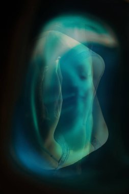 Siyah arkaplandaki kadının sanat portresi