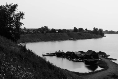 Siyah ve beyaz minimalist göl manzarası bir yaz sabahı