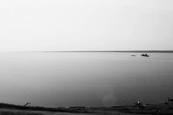Fekete-fehér minimalista tó táj egy nyári reggelen — Stock Fotó
