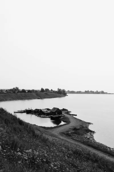 Schwarz-weiße minimalistische Seenlandschaft an einem Sommermorgen — Stockfoto