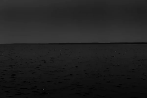 Geceleri siyah ve beyaz minimalist göl manzarası, karanlık ve mistik su dokusu manzarası — Stok fotoğraf