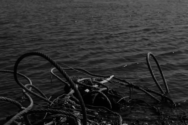 夜の黒と白のミニマルな湖の風景、暗いと神秘的な水のテクスチャの風景 — ストック写真