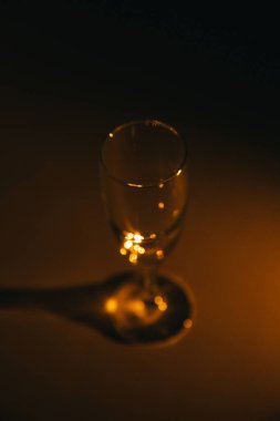 Karanlık bir arka planda şampanya bardağının silüeti.