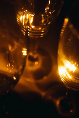 Birkaç şampanya kadehinden oluşan bir grup, koyu bir arka plan karşısında güzelce aydınlatılıyor. Şenlikli bir kompozisyon. Metin için boşluk
