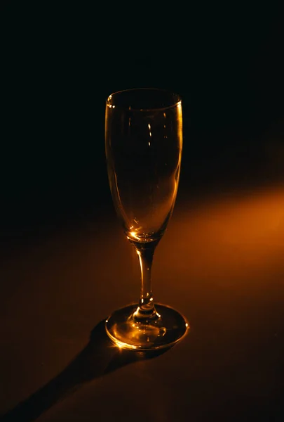 Silhouette Eines Champagnerglases Auf Dunklem Hintergrund — Stockfoto