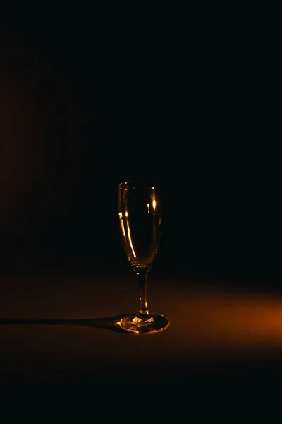 Silhouette Eines Champagnerglases Auf Dunklem Hintergrund — Stockfoto