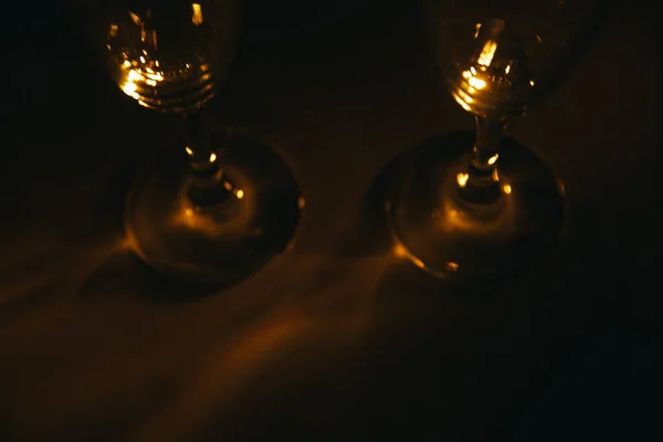 Two Wine Glasses Illuminated Orange Light Dark Background Silhouette Geometry — Stock Photo, Image