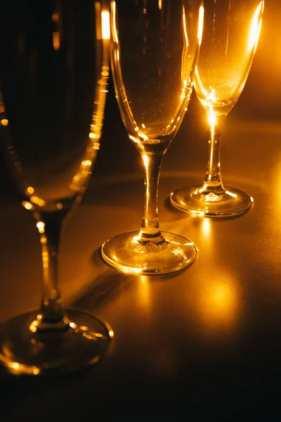 Grupp Flera Champagneglas Vackert Upplysta Mot Mörk Bakgrund Festlig Komposition — Stockfoto