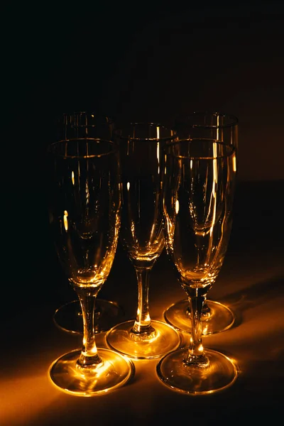 Группа Нескольких Бокалов Шампанского Прекрасно Освещена Тёмном Фоне Праздничная Композиция — стоковое фото