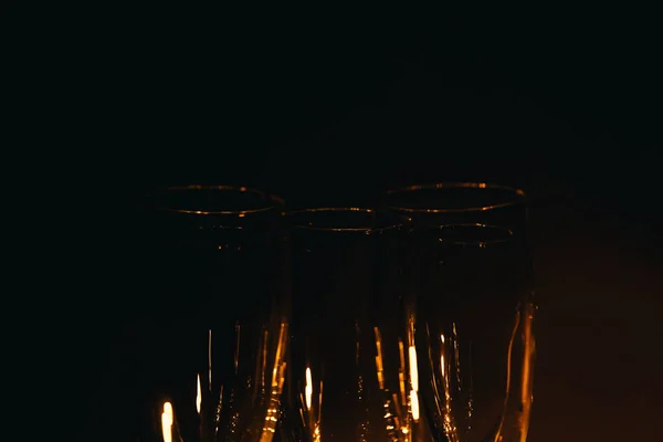 Grupo Varias Copas Champán Está Bellamente Iluminado Sobre Fondo Oscuro — Foto de Stock