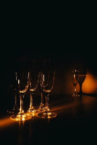 Grupp Flera Champagneglas Vackert Upplysta Mot Mörk Bakgrund Festlig Komposition — Stockfoto