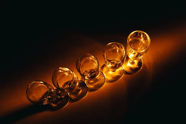 Skupina Několika Sklenic Šampaňské Krásně Osvětlena Tmavém Pozadí Slavnostní Skladba — Stock fotografie