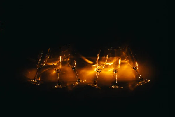 Gruppo Diversi Bicchieri Champagne Splendidamente Illuminato Uno Sfondo Scuro Una — Foto Stock