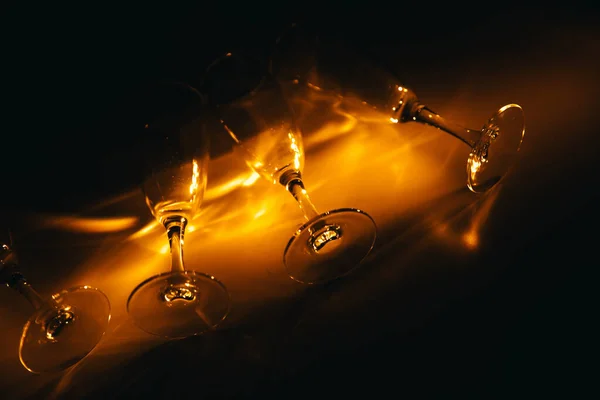 Grupp Flera Champagneglas Vackert Upplysta Mot Mörk Bakgrund Festlig Komposition — Stockfoto