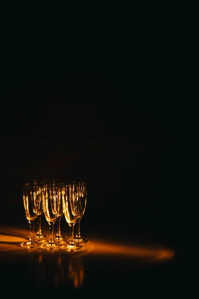 Grupp Flera Champagneglas Vackert Upplysta Mot Mörk Bakgrund Festlig Komposition — Stockfoto