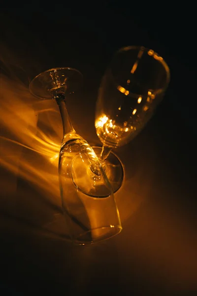 Two Wine Glasses Illuminated Orange Light Dark Background Silhouette Geometry — Stock Photo, Image