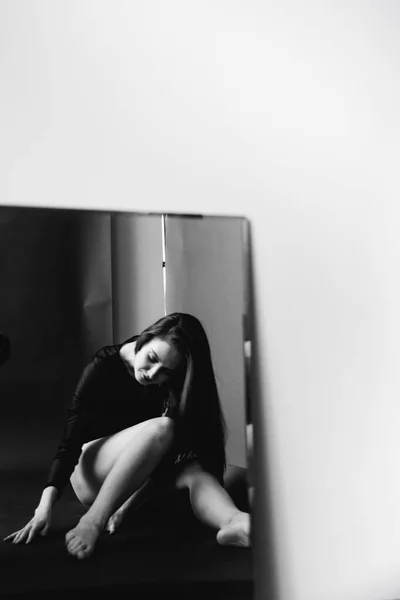 Черно Белое Фото Девушка Смотрит Зеркало Видит Свое Отражение Нем — стоковое фото