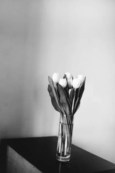Черно Белая Фотография Букета Белых Тюльпанов Стеклянной Вазе Водой — стоковое фото