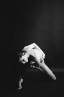 Güzel bir kızın, moda ve sanatın siyah beyaz portresi.