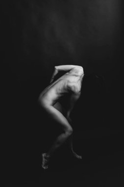 Güzel bir kızın, moda ve sanatın siyah beyaz portresi.