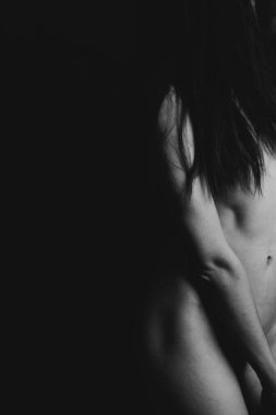 Güzel bir kızın, moda ve sanatın siyah beyaz portresi.