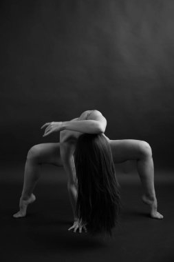 Güzel bir kızın, moda ve sanatın siyah beyaz portresi.