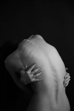 Vücut parçalarının siyah beyaz fotoğrafı. Geometri ve yoga pozları, arka planda çıplak bir kadın vücudu. Metin için boşluk