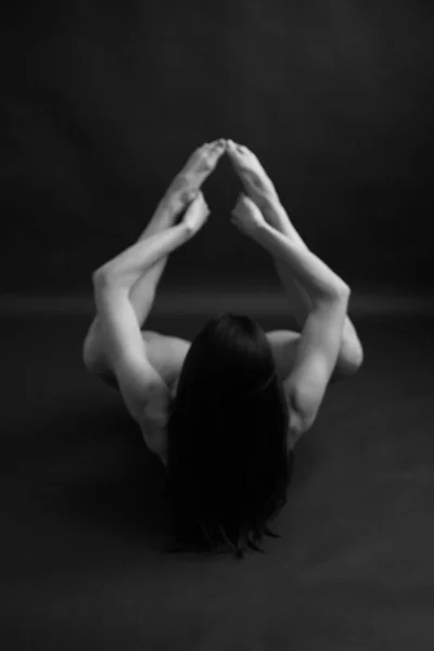 黑白照片上的裸体女性的身体 几何图形和塑料的身体 人体的特写细节和姿势 — 图库照片
