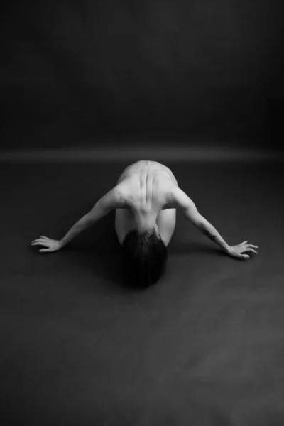 身体部位的黑白照片 几何和瑜伽在黑暗的背景下构成了一个裸体女性的身体 案文的篇幅 — 图库照片