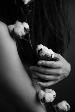 Kız ve pamuk dalı, siyah ve beyaz vücut parçaları ve bitkilerin sanat fotoğrafları.