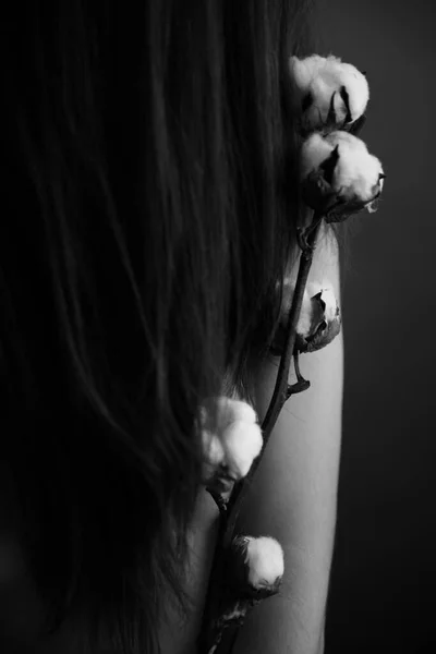 Kız Pamuk Dalı Siyah Beyaz Vücut Parçaları Bitkilerin Sanat Fotoğrafları — Stok fotoğraf