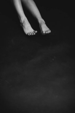 Güzel bir kızın, moda ve sanatın siyah beyaz portresi.