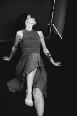 Güzel bir kızın, moda ve sanatın siyah beyaz portresi.