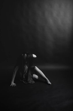 Güzel bir kızın, moda ve sanatın siyah beyaz portresi.